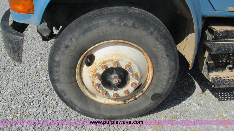 image for item I3210 2000 International 4900 propane truck