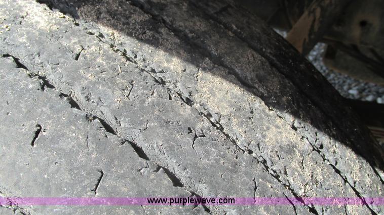 image for item I3210 2000 International 4900 propane truck