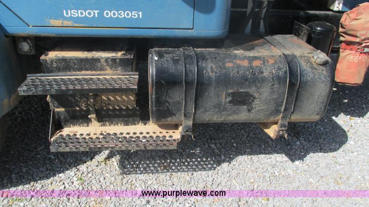 image for item I3210 2000 International 4900 propane truck