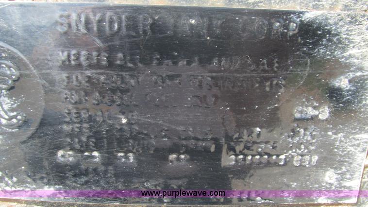 image for item I3210 2000 International 4900 propane truck