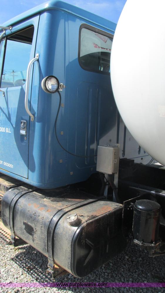 image for item I3210 2000 International 4900 propane truck