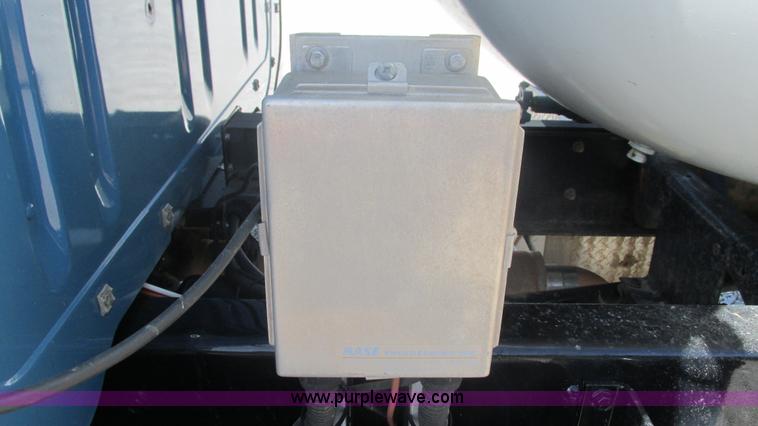 image for item I3210 2000 International 4900 propane truck