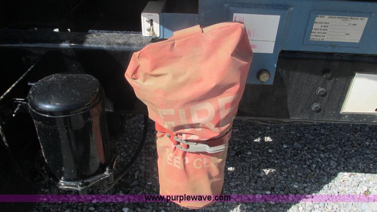 image for item I3210 2000 International 4900 propane truck