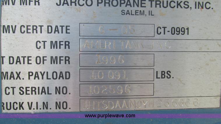 image for item I3210 2000 International 4900 propane truck