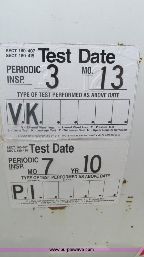 image for item I3210 2000 International 4900 propane truck