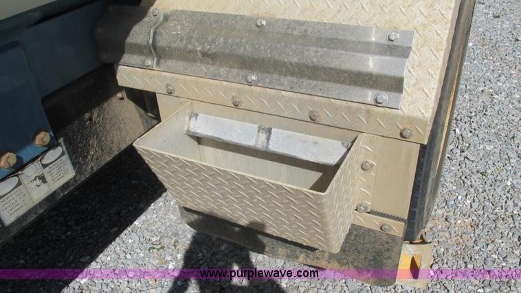 image for item I3210 2000 International 4900 propane truck