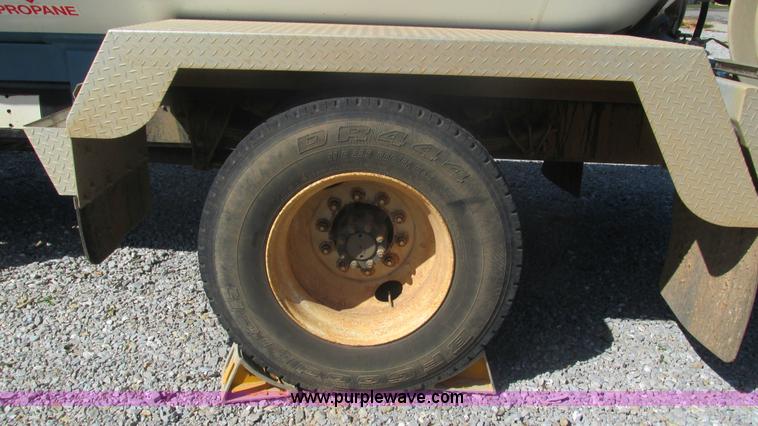 image for item I3210 2000 International 4900 propane truck