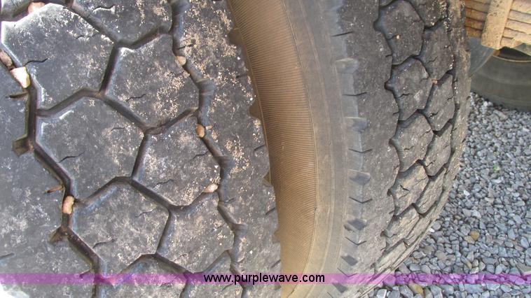 image for item I3210 2000 International 4900 propane truck