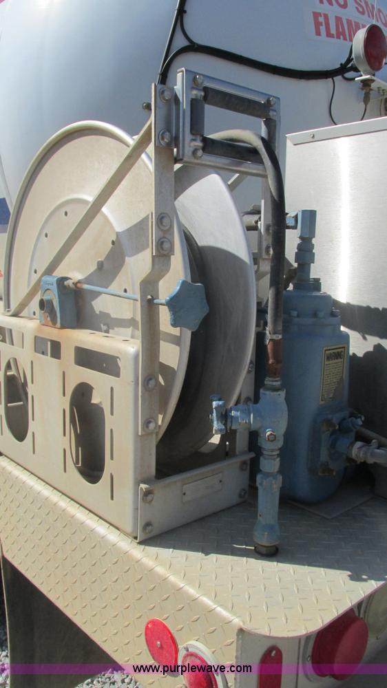 image for item I3210 2000 International 4900 propane truck