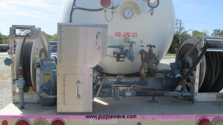 image for item I3210 2000 International 4900 propane truck