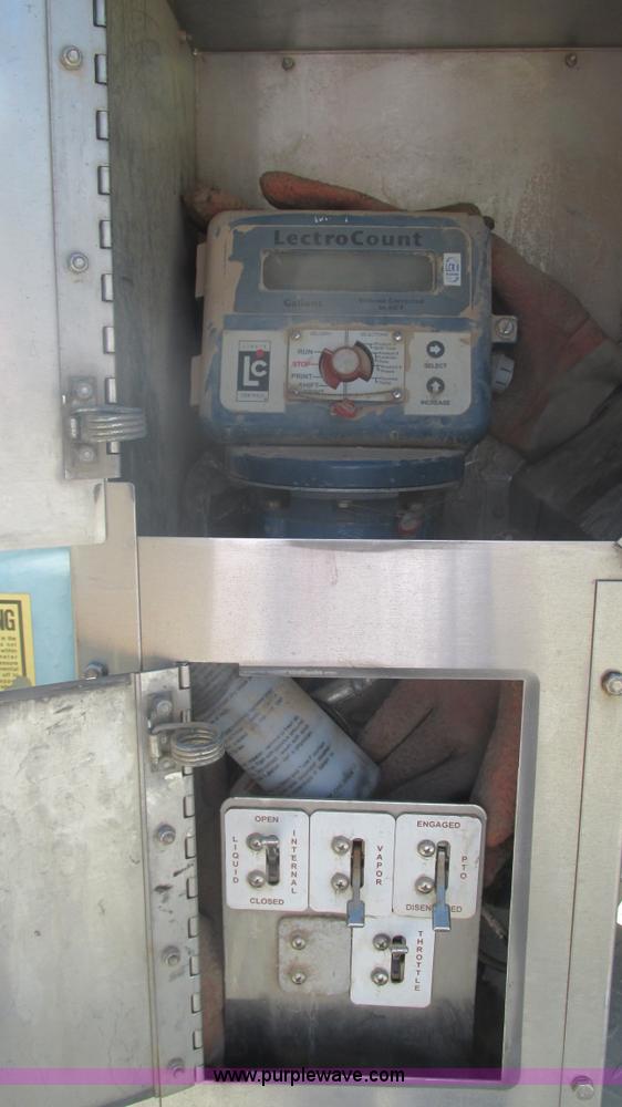 image for item I3210 2000 International 4900 propane truck