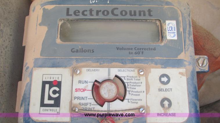 image for item I3210 2000 International 4900 propane truck