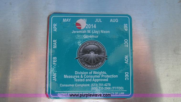 image for item I3210 2000 International 4900 propane truck