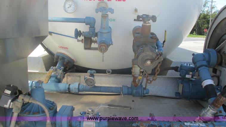 image for item I3210 2000 International 4900 propane truck