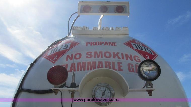 image for item I3210 2000 International 4900 propane truck