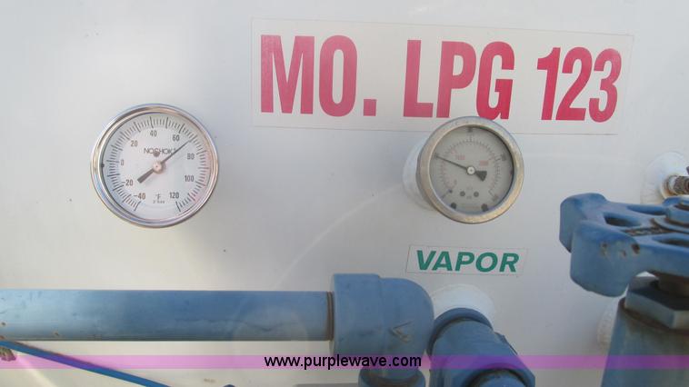 image for item I3210 2000 International 4900 propane truck