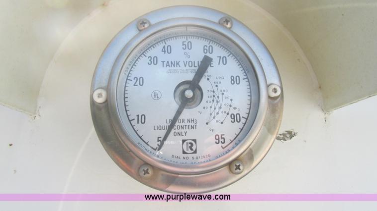 image for item I3210 2000 International 4900 propane truck