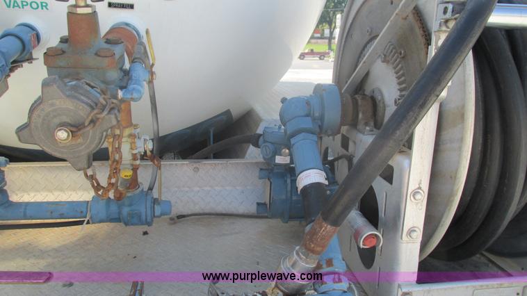 image for item I3210 2000 International 4900 propane truck