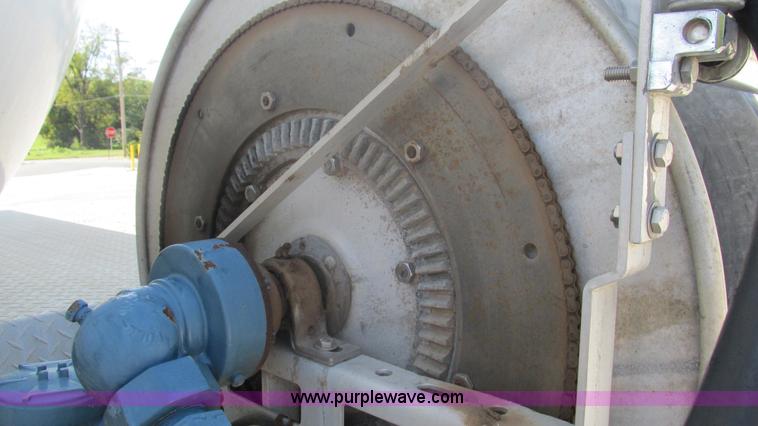 image for item I3210 2000 International 4900 propane truck