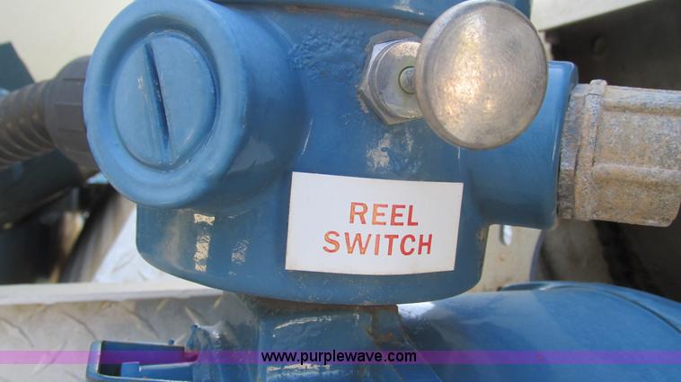 image for item I3210 2000 International 4900 propane truck