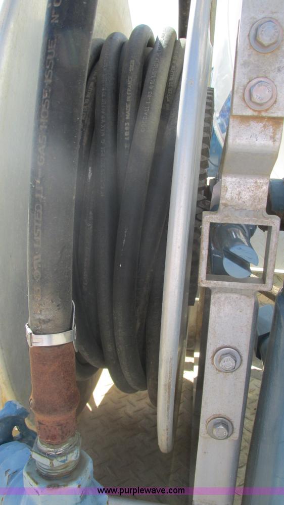 image for item I3210 2000 International 4900 propane truck