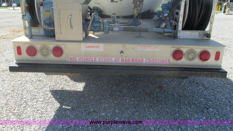 image for item I3210 2000 International 4900 propane truck