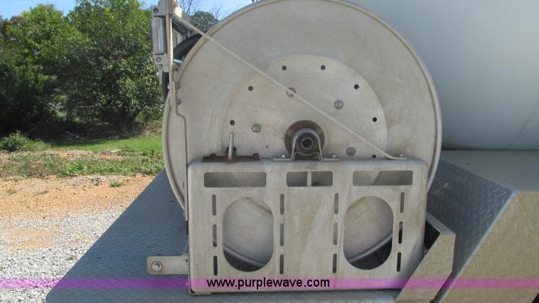 image for item I3210 2000 International 4900 propane truck