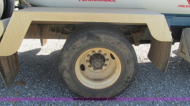 image for item I3210 2000 International 4900 propane truck