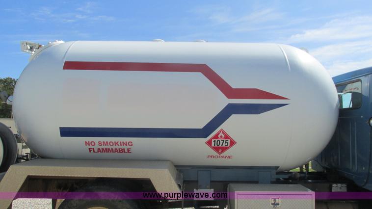 image for item I3210 2000 International 4900 propane truck