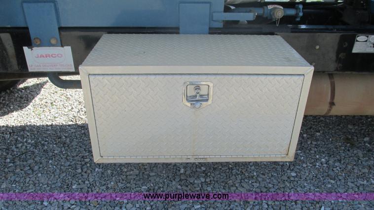 image for item I3210 2000 International 4900 propane truck