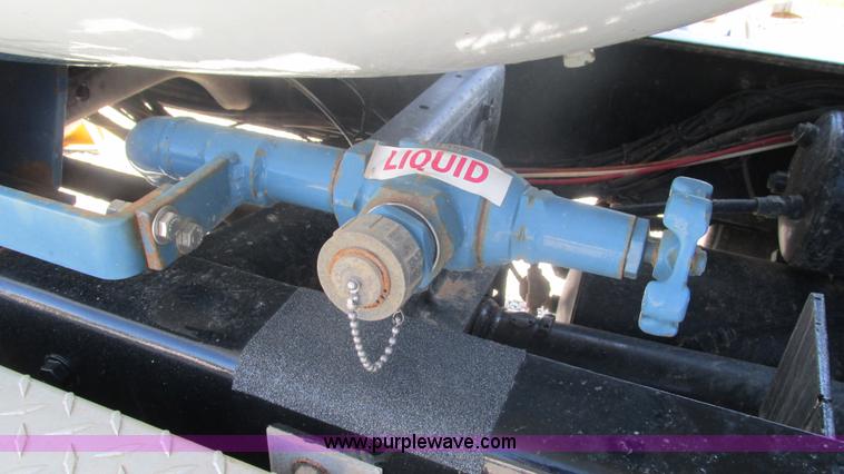 image for item I3210 2000 International 4900 propane truck