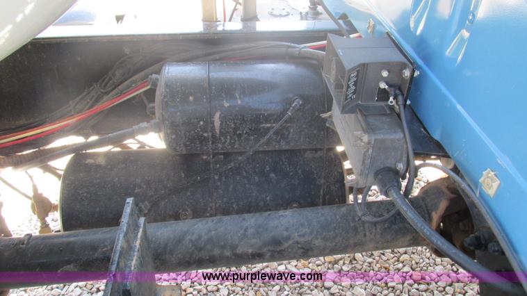 image for item I3210 2000 International 4900 propane truck