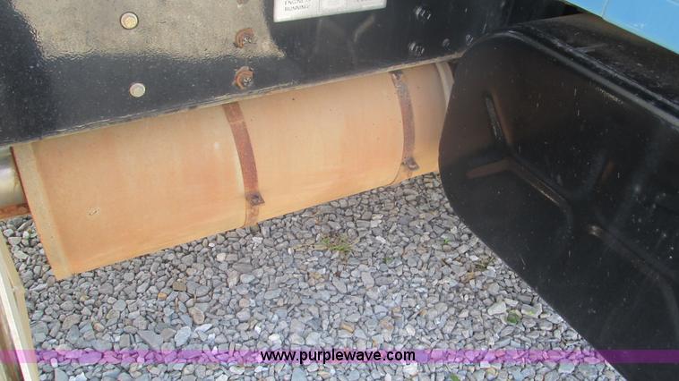 image for item I3210 2000 International 4900 propane truck