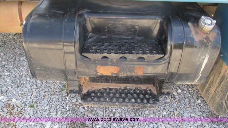 image for item I3210 2000 International 4900 propane truck