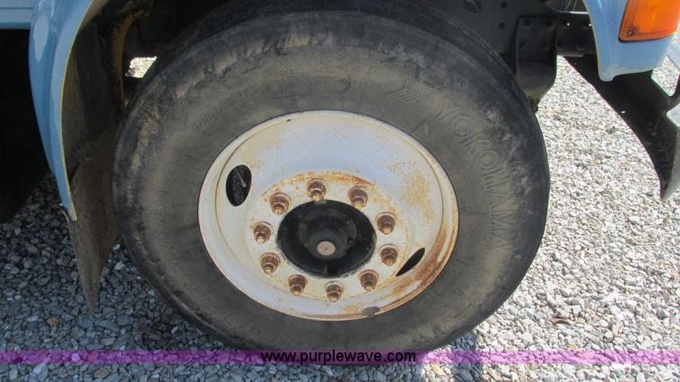 image for item I3210 2000 International 4900 propane truck