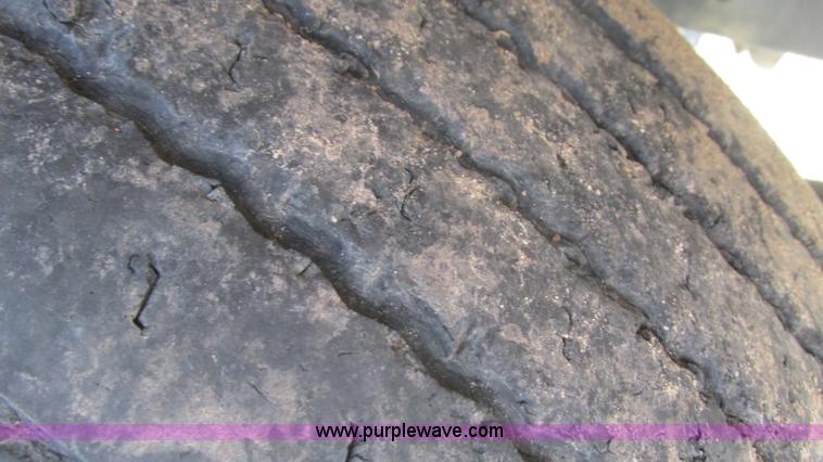 image for item I3210 2000 International 4900 propane truck