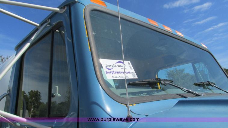 image for item I3210 2000 International 4900 propane truck