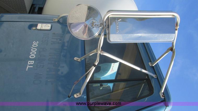 image for item I3210 2000 International 4900 propane truck