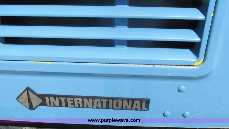 image for item I3210 2000 International 4900 propane truck