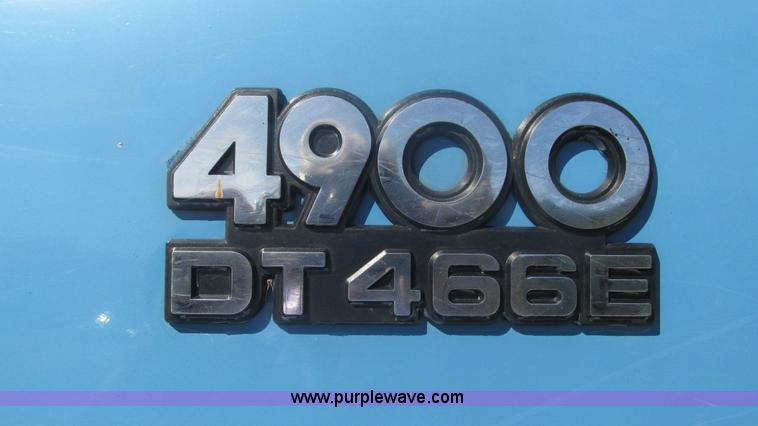 image for item I3210 2000 International 4900 propane truck