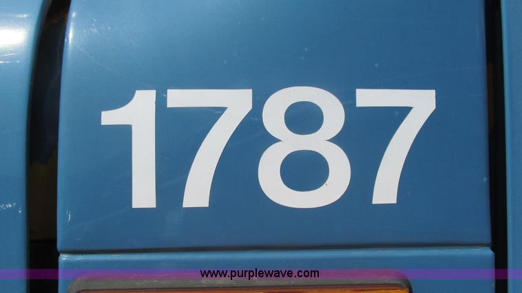 image for item I3210 2000 International 4900 propane truck