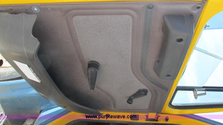 image for item I3210 2000 International 4900 propane truck