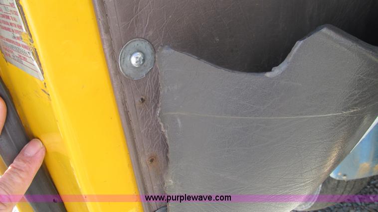 image for item I3210 2000 International 4900 propane truck