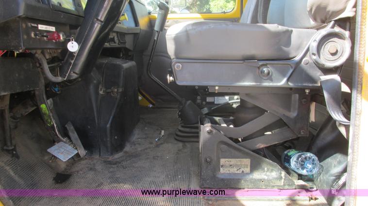 image for item I3210 2000 International 4900 propane truck