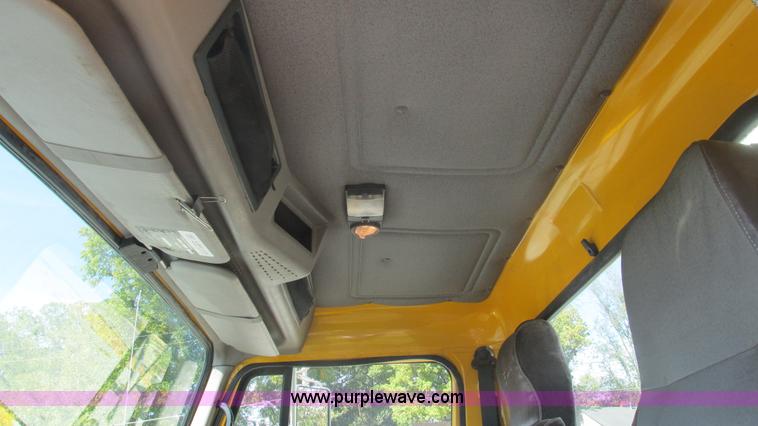 image for item I3210 2000 International 4900 propane truck