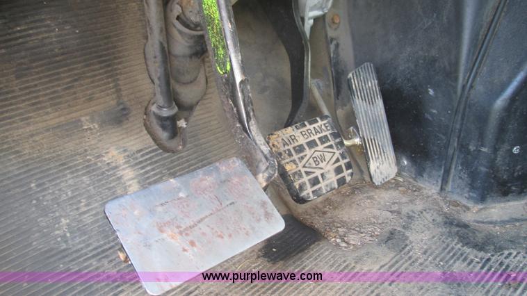 image for item I3210 2000 International 4900 propane truck