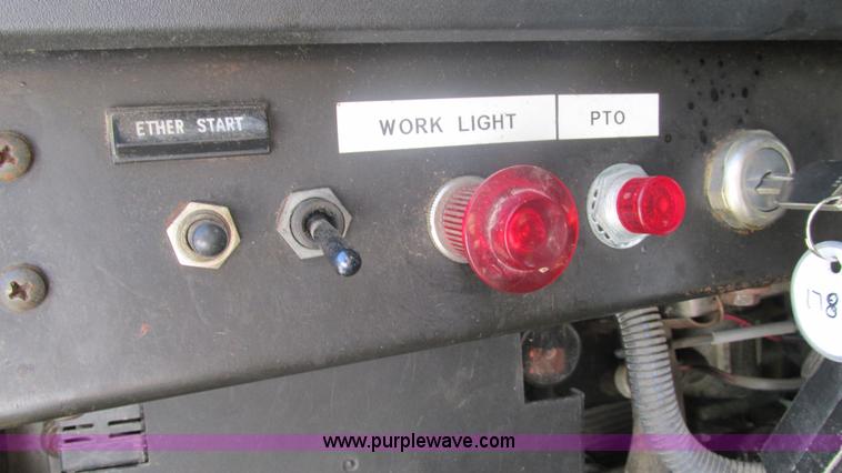 image for item I3210 2000 International 4900 propane truck