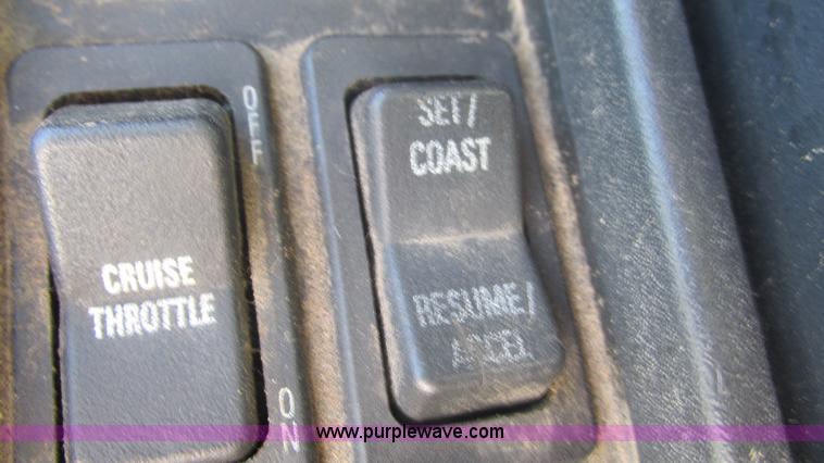 image for item I3210 2000 International 4900 propane truck