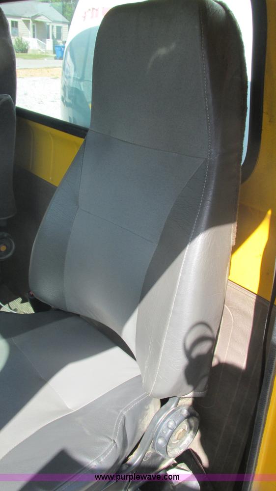 image for item I3210 2000 International 4900 propane truck