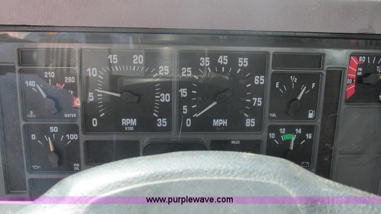 image for item I3210 2000 International 4900 propane truck